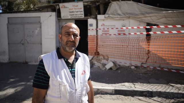 Aymen Al-Djaroucha, projektový koordinátor Lékařů bez hranic stojí vedle kliniky Lékařů bez hranic ve městě Gaza, která byla poničená (c) Fady Hanona_Lékaři bez hranic